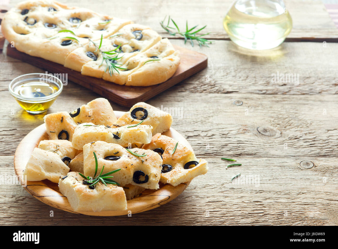 Traditionelle italienische Focaccia mit schwarzen Oliven und Rosmarin ...