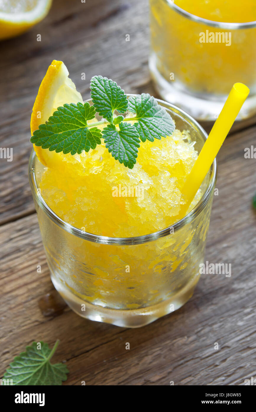 Zitrone Frozen Granita Slush trinken in Gläsern auf rustikalen Holztisch. Hausgemachte italienische Granita Dessert, erfrischende Sommer Matsch zu trinken. Stockfoto