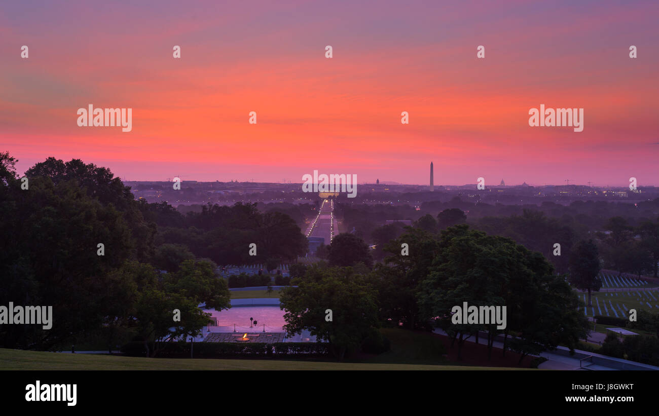 Der Himmel leuchtet über der Skyline von Washington, D.C. und Arlington Staatsangehörig-Kirchhof bei Sonnenaufgang Stockfoto