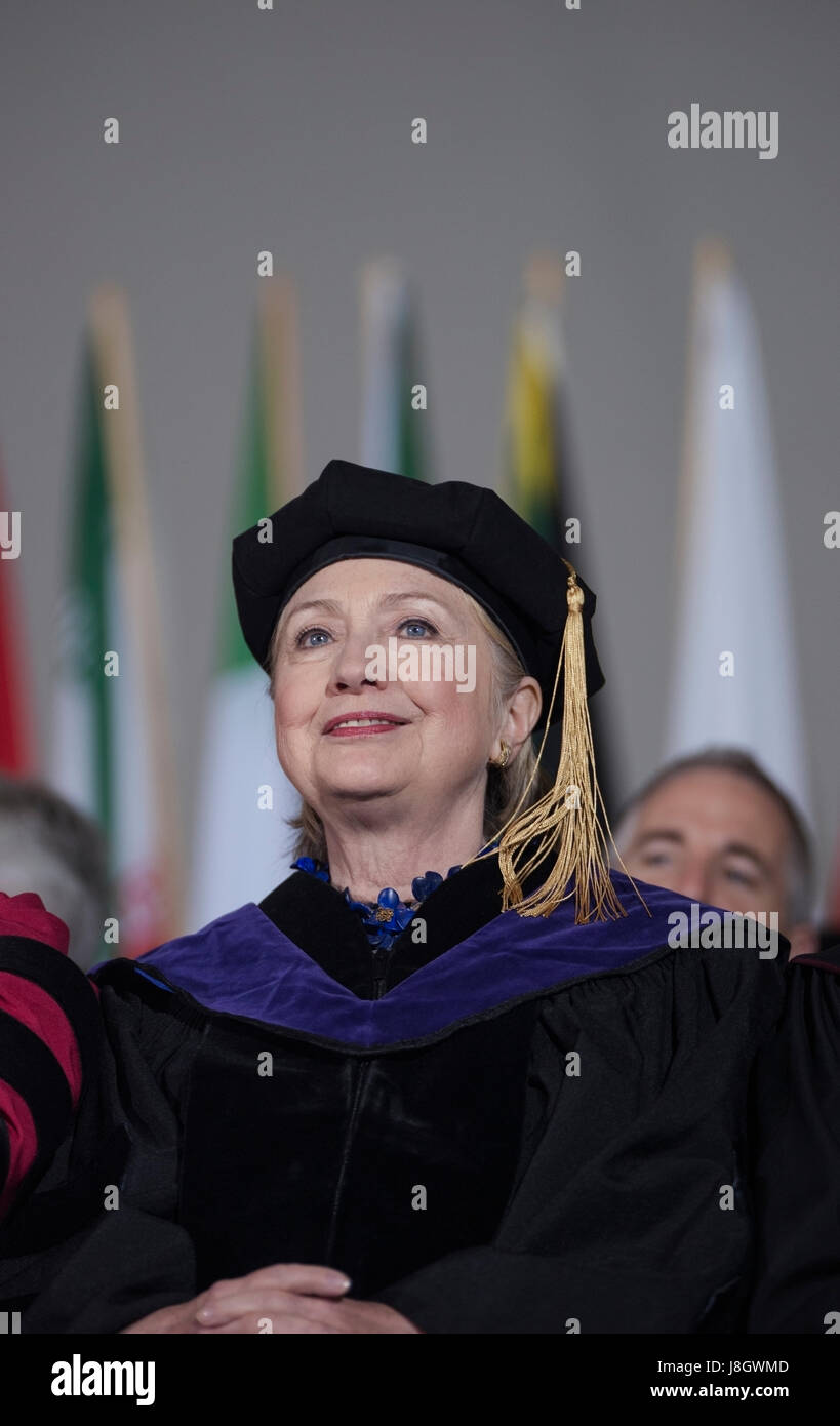 Wellesley, MA, USA. 26. Mai 2017.  2016 USA demokratischen Präsidentschafts Kandidat Hillary Clinton (Wellesley Klasse vom 1969) zurückgekehrt, um 2017 Wellesley College sprechen Abschluss Klasse.  Ehemalige First Lady, Secretary Of State und US-Senator aus der State of New York zurückgekehrt, um während der 2017 Wellesley College Beginn sprechen achtundvierzig Jahre nachdem sie die erste Aufnahme Rede im Jahr 1969 als Student gab. Stockfoto