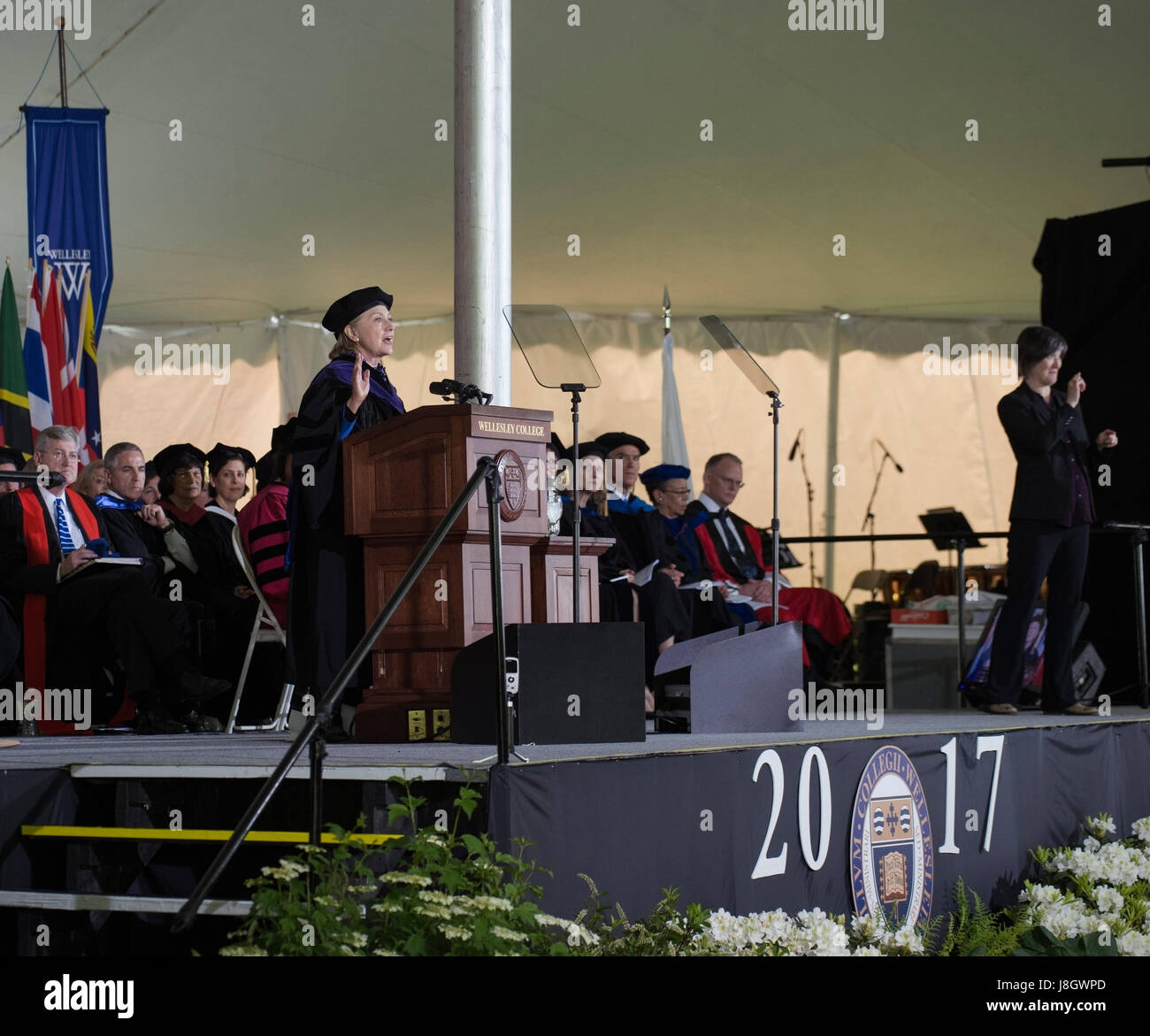 Wellesley, MA, USA. 26. Mai 2017.  2016 USA demokratischen Präsidentschafts Kandidat Hillary Clinton (Wellesley Klasse vom 1969) zurückgekehrt, um 2017 Wellesley College sprechen Abschluss Klasse.  Ehemalige First Lady, Secretary Of State und US-Senator aus der State of New York zurückgekehrt, um während der 2017 Wellesley College Beginn sprechen achtundvierzig Jahre nachdem sie die erste Aufnahme Rede im Jahr 1969 als Student gab. Stockfoto