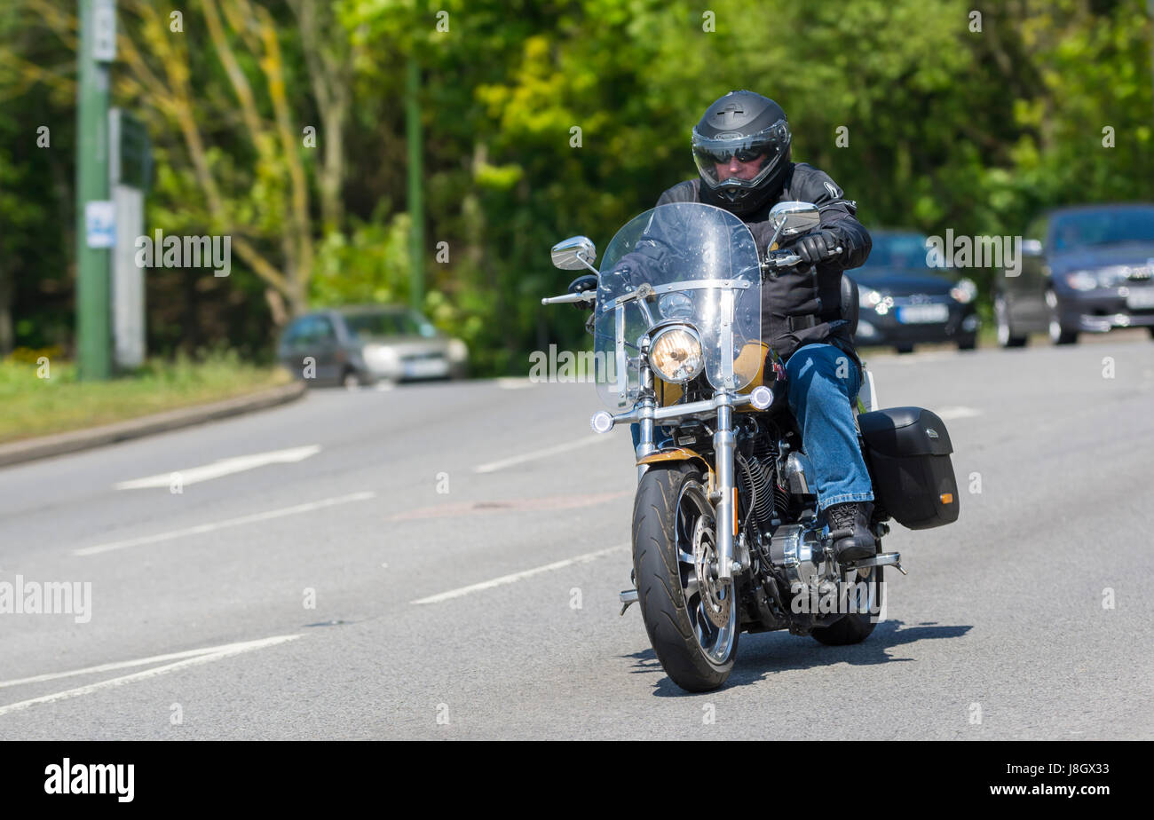 Harley Davidson Motorrad. Mann, der eine Harley Davidson Motorrad. Harley Davidson Fahrrad. Stockfoto