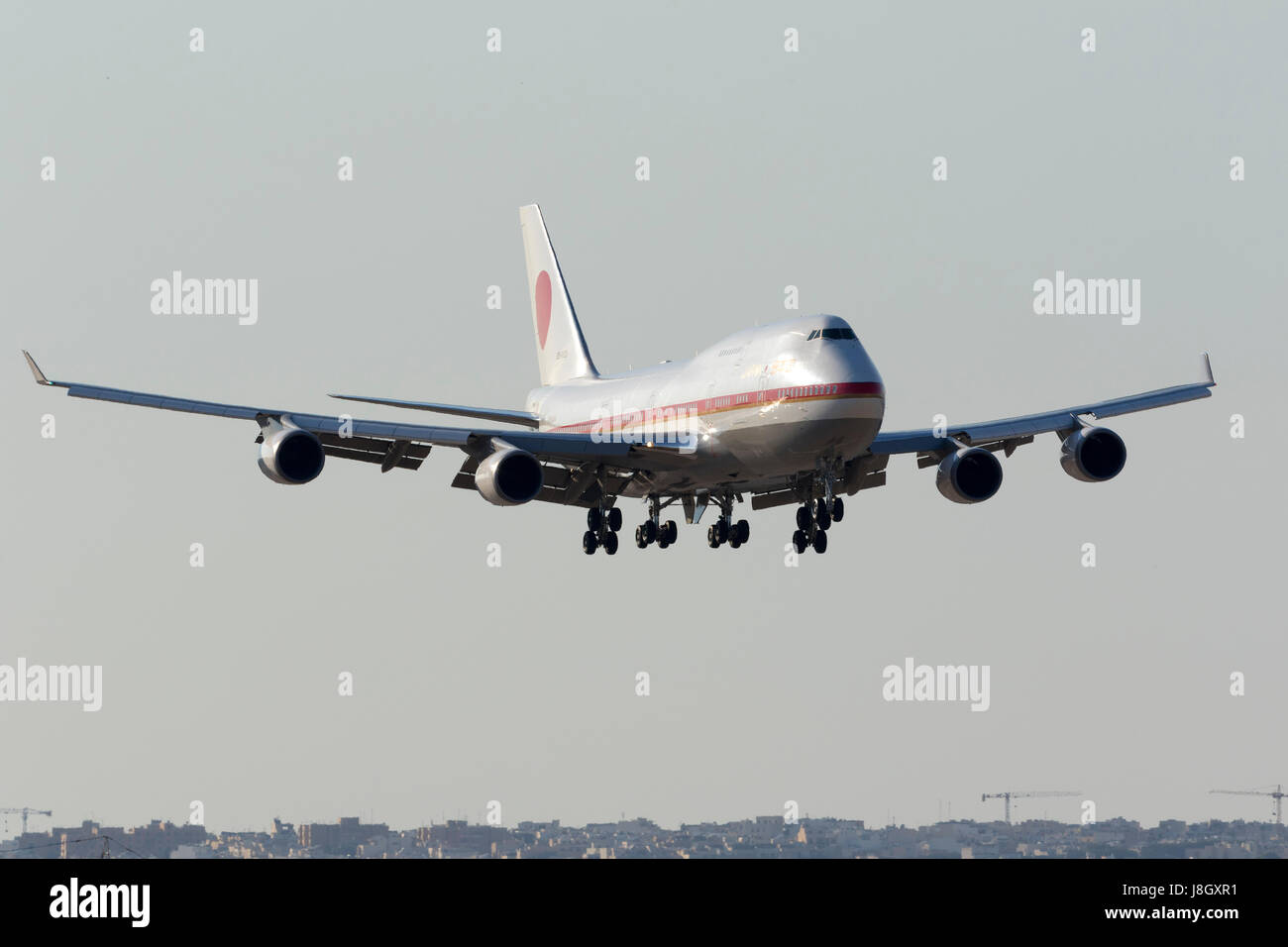 Japaese Luftwaffe Boeing 747 - 47C [20-1102] hereinkommen, Start-und Landebahn 13 zu landen. Begleitet von einem anderen 747, brachten der japanische Premierminister Shinzo Abe ein Stockfoto