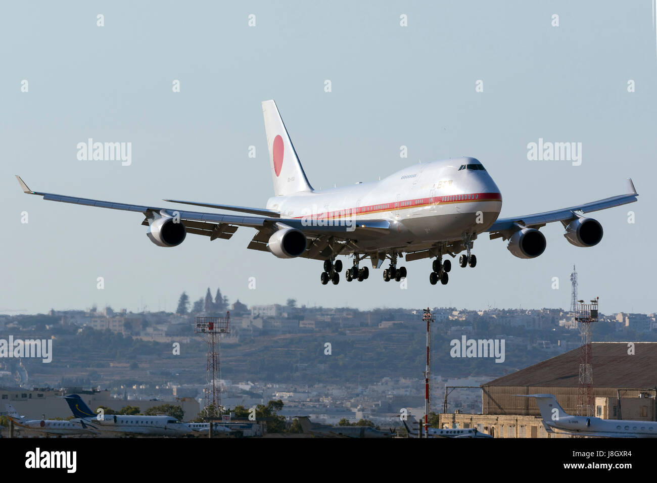 Japaese Luftwaffe Boeing 747 - 47C [20-1102] hereinkommen, Start-und Landebahn 13 zu landen. Begleitet von einem anderen 747, brachten der japanische Premierminister Shinzo Abe ein Stockfoto