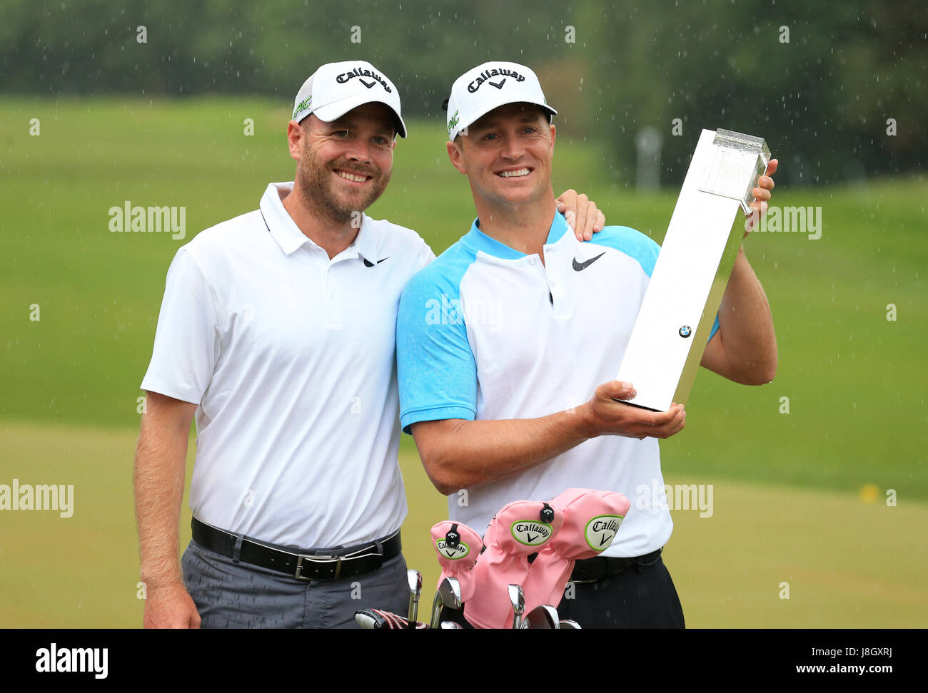 Schwedens Alex Noren posiert mit der Trophäe und Caddy Lee Warne nach dem  Gewinn der 2017 BMW PGA Championship in Wentworth Golf Club, Surrey  Stockfotografie - Alamy