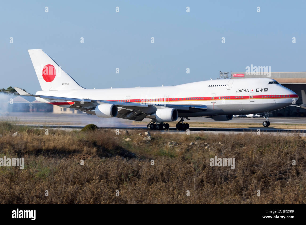 Japaese Luftwaffe Boeing 747 - 47C [20-1102] hereinkommen, Start-und Landebahn 13 zu landen. Begleitet von einem anderen 747, brachten der japanische Premierminister Shinzo Abe ein Stockfoto