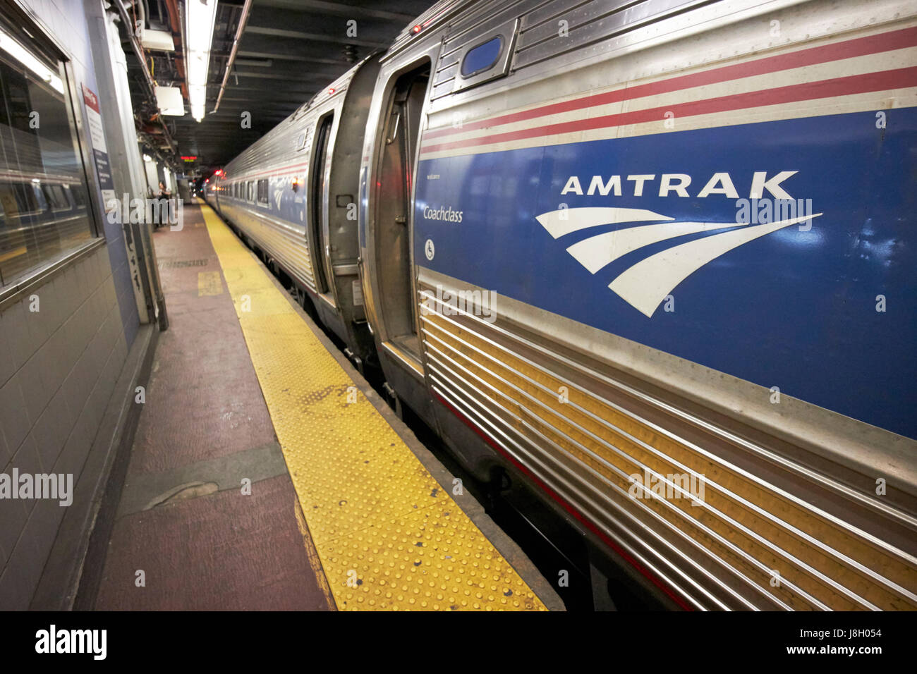 unterirdische Amtrak Zug an der Gleise Penn Station, New York City USA Stockfoto