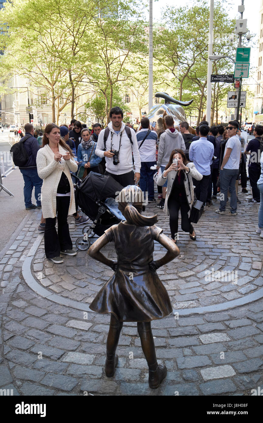 Furchtlose Mädchen Skulptur vor Aufladung Bull New York Kunst im öffentlichen Raum Bowling Green Broadway Vereinigte Staaten Stockfoto