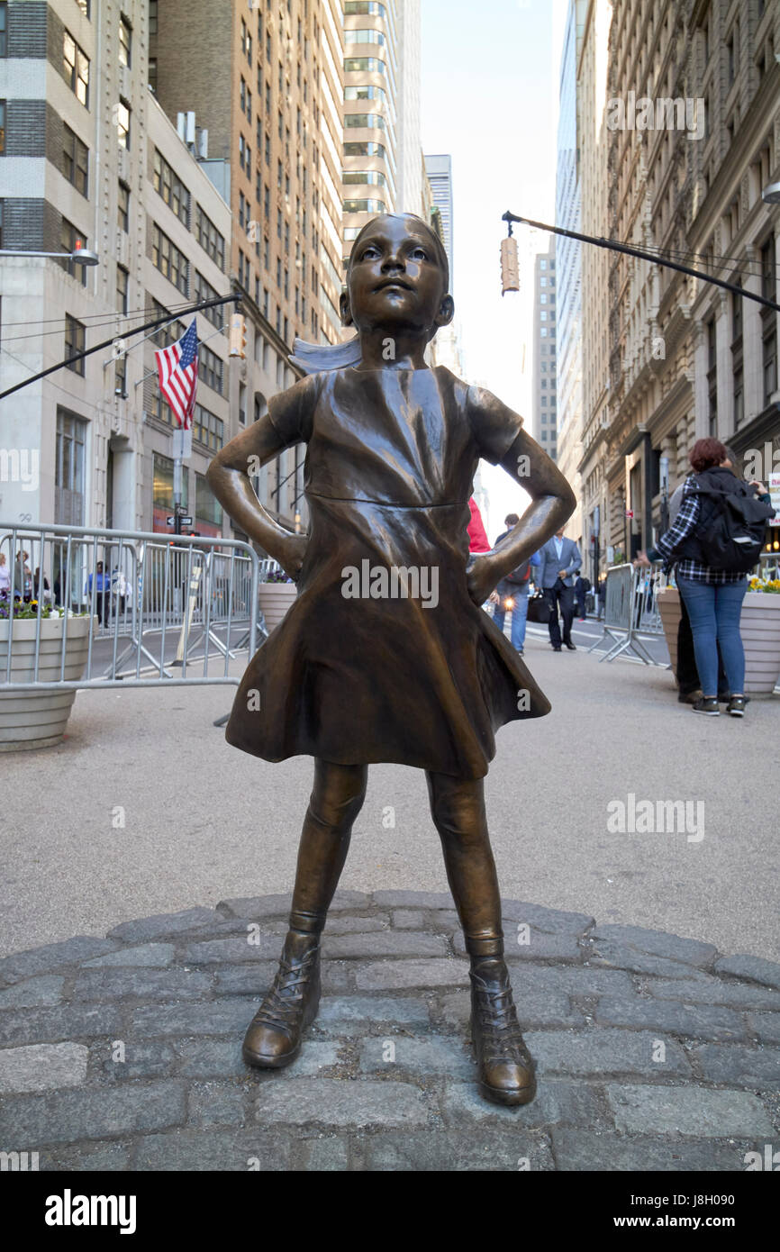 Furchtlose Mädchen Skulptur vor Aufladung Bull New York Kunst im öffentlichen Raum Bowling Green Broadway Vereinigte Staaten Stockfoto