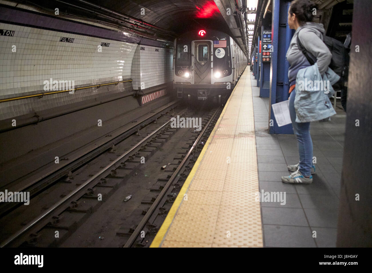 New York City u-Bahn Bahnsteig nahenden Fulton Bahnhof Manhattan USA Stockfoto