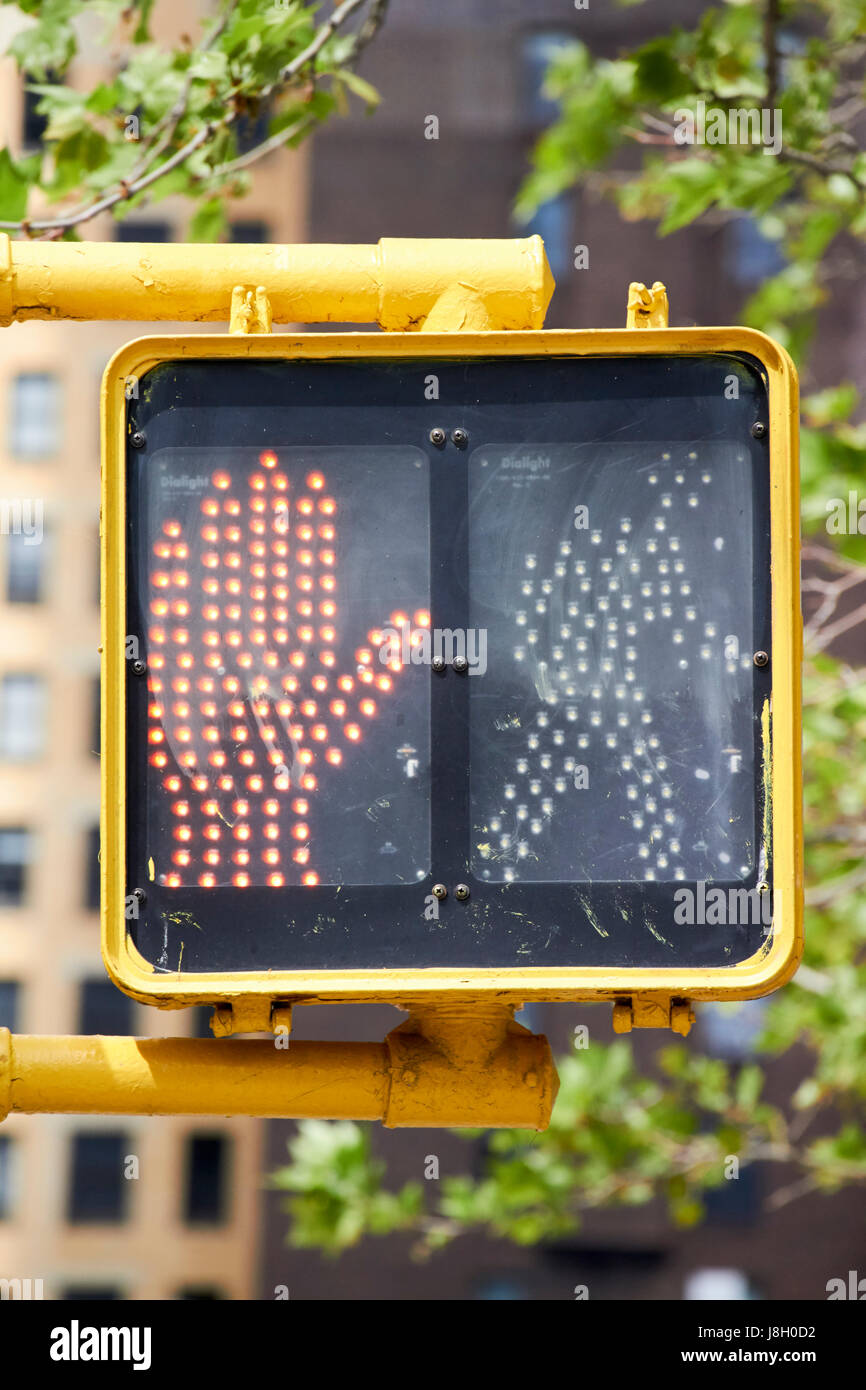 Fußgängerzone rote led Don't walk Straßenverkehr Handzeichen New York City Straßenschilder USA Stockfoto