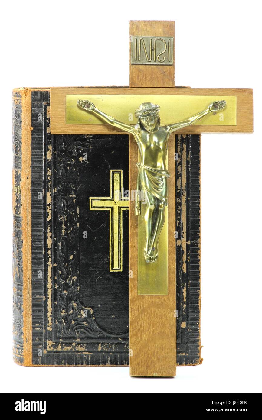 Kruzifix und Bibel isoliert auf weißem Hintergrund Stockfoto