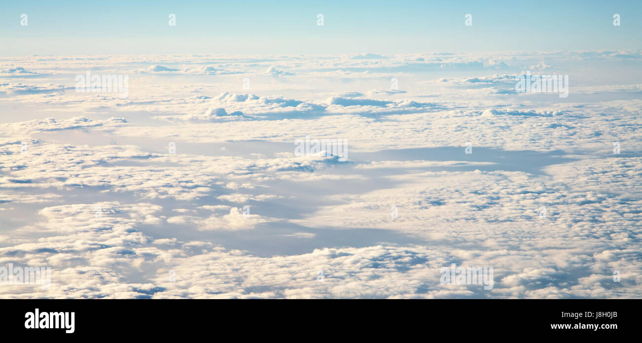 Blick in den Himmel mit Wolken Stockfoto