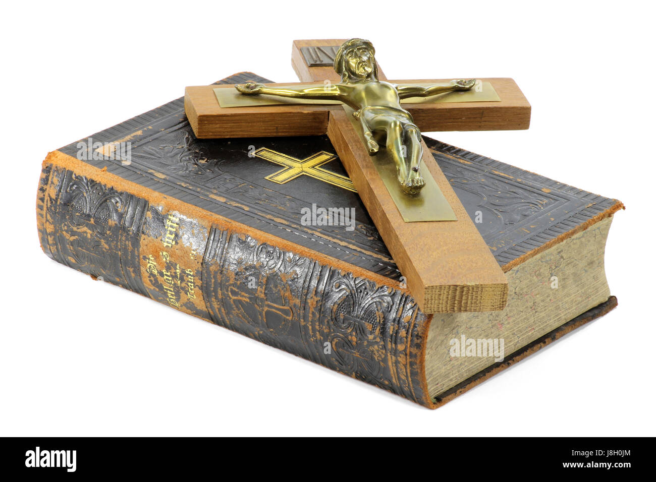 Kruzifix und Bibel isoliert auf weißem Hintergrund Stockfoto