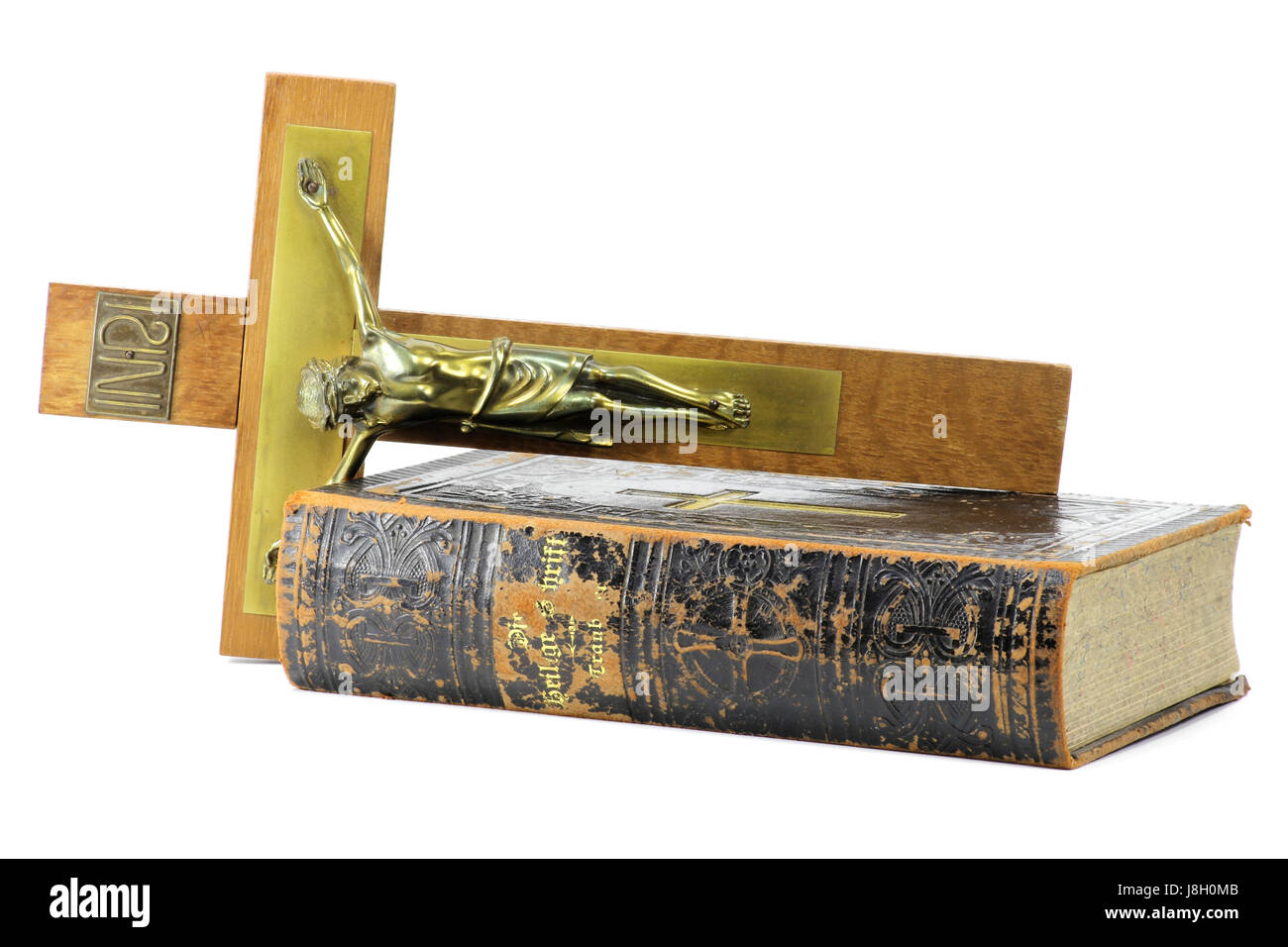 Kruzifix und Bibel isoliert auf weißem Hintergrund Stockfoto
