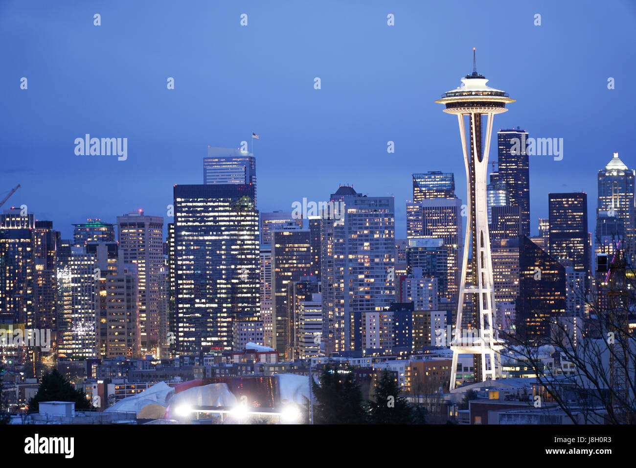 Die Stadt Seattle und Space Needle bei Nacht - SEATTLE / WASHINGTON - 11. April 2017 Stockfoto