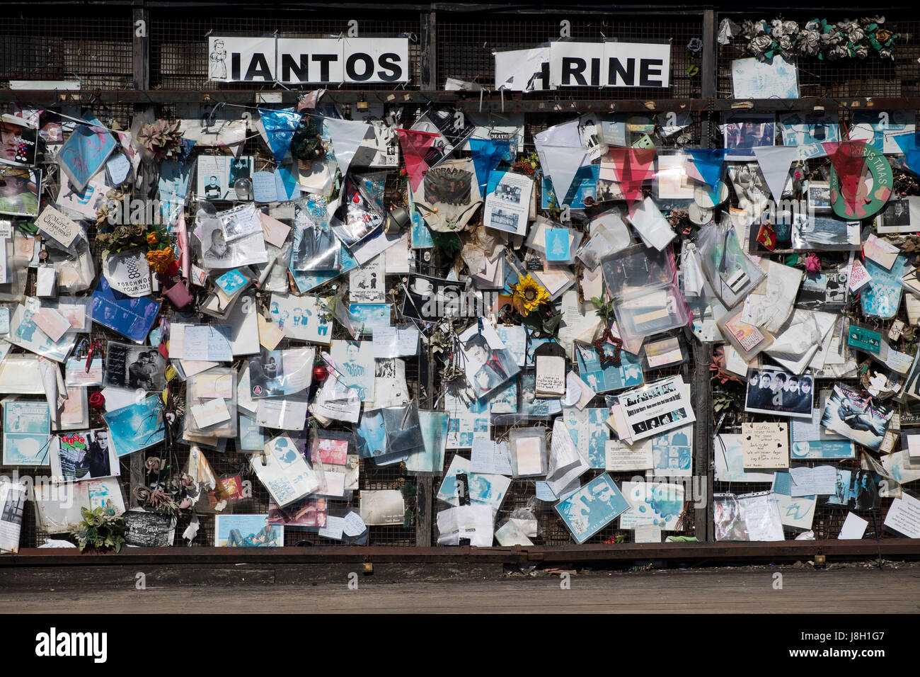 Mauer der Erinnerung im Gedächtnis des fiktiven Torchwood Charakter Ianto Jones am Mermaid Quay, Bucht von Cardiff, Wales. Stockfoto