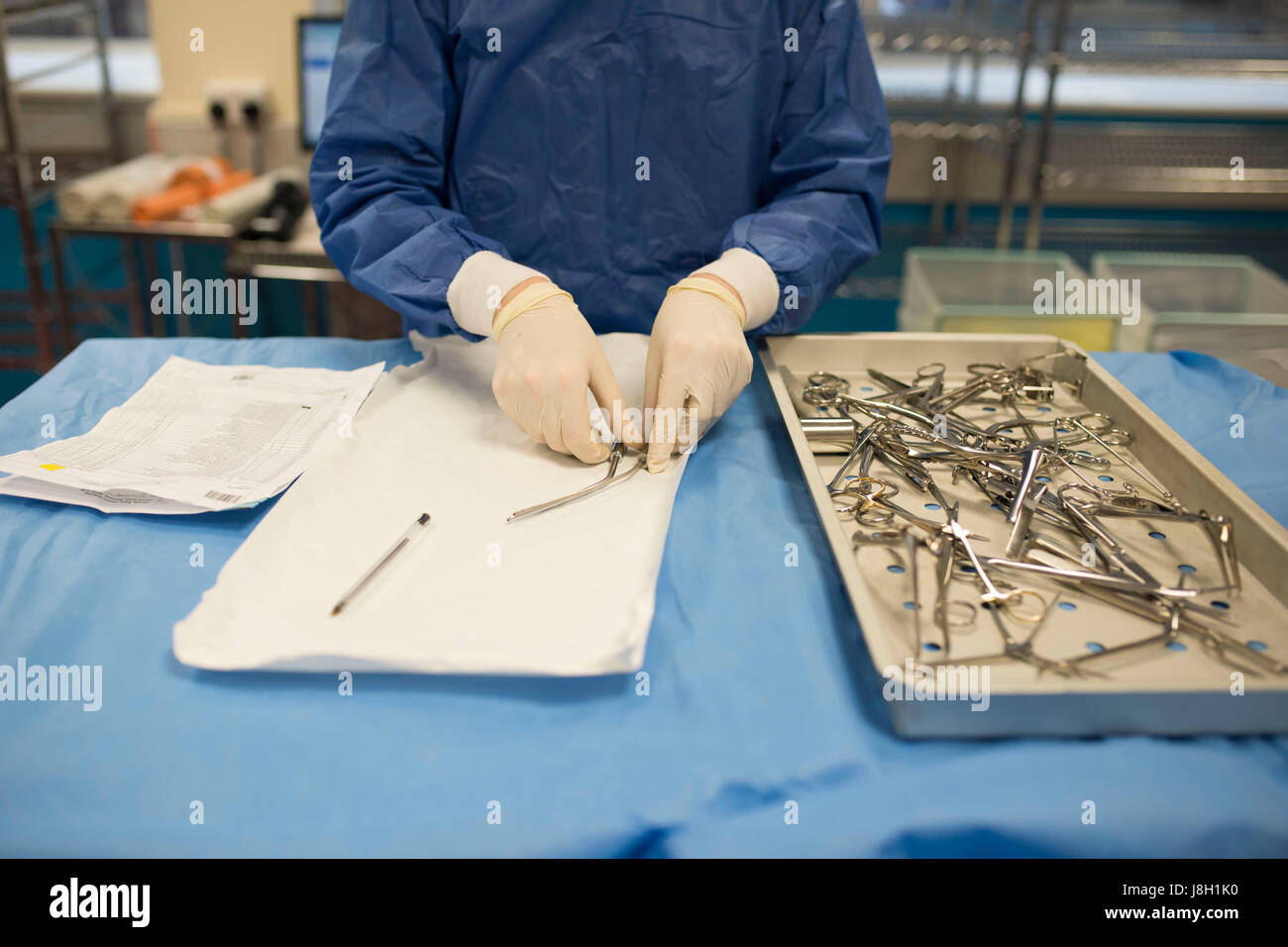 Chirurgische Instrumente gereinigt und in einem Krankenhaus durch eine chirurgische Instrumente Sterilisation Unternehmen sterilisiert Stockfoto