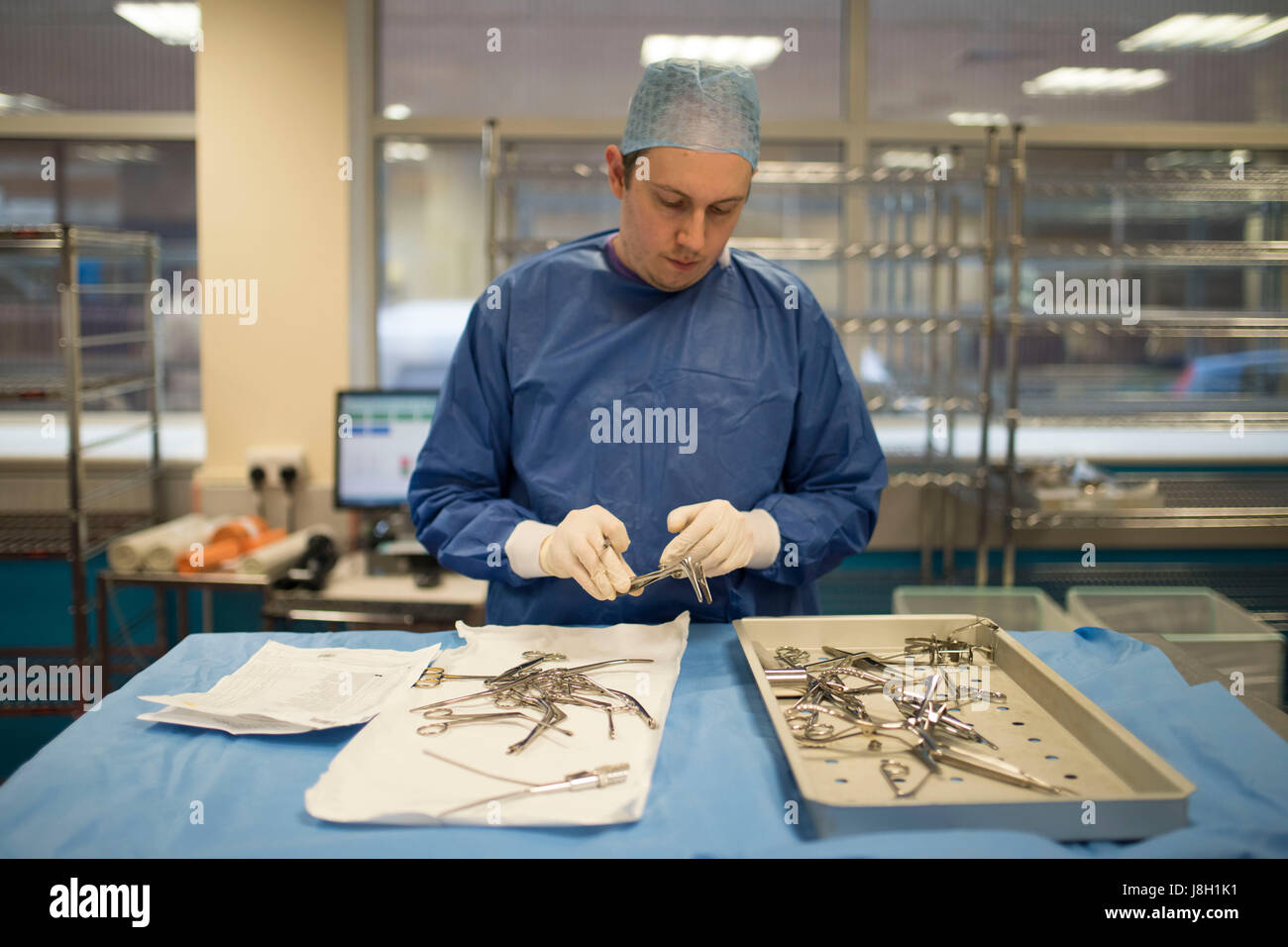 Chirurgische Instrumente gereinigt und in einem Krankenhaus durch eine chirurgische Instrumente Sterilisation Unternehmen sterilisiert Stockfoto