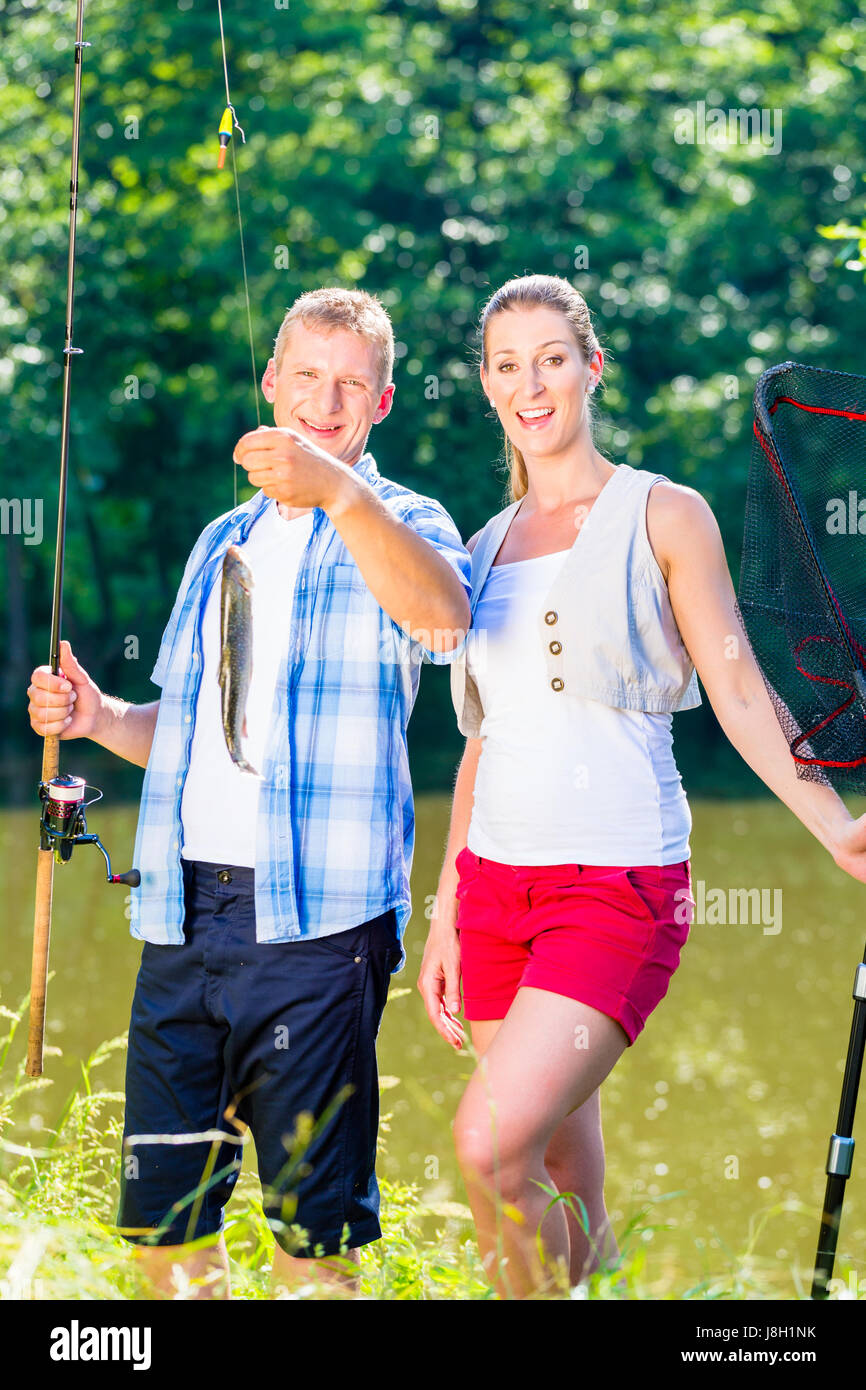 Angeln, paar, Mann und Frau, auf See, die stolz auf Fang Stockfoto