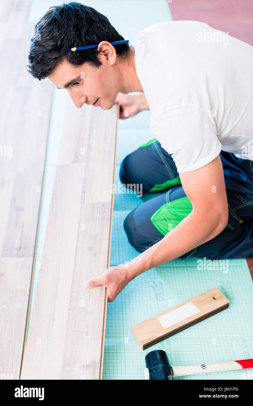 Handwerker im Hause Baustelle Bodenbelag Stockfoto