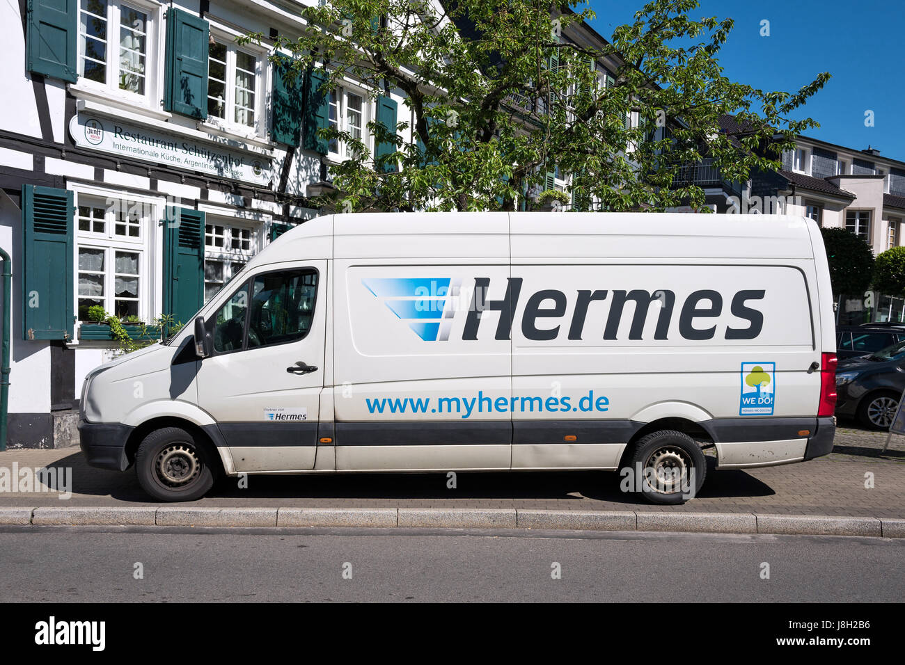 Hermes-Lieferwagen vor einem Fachwerk Haus. Hermes ist Deutschlands größte Post-unabhängiger Anbieter von Lieferungen an private Kunden. Stockfoto