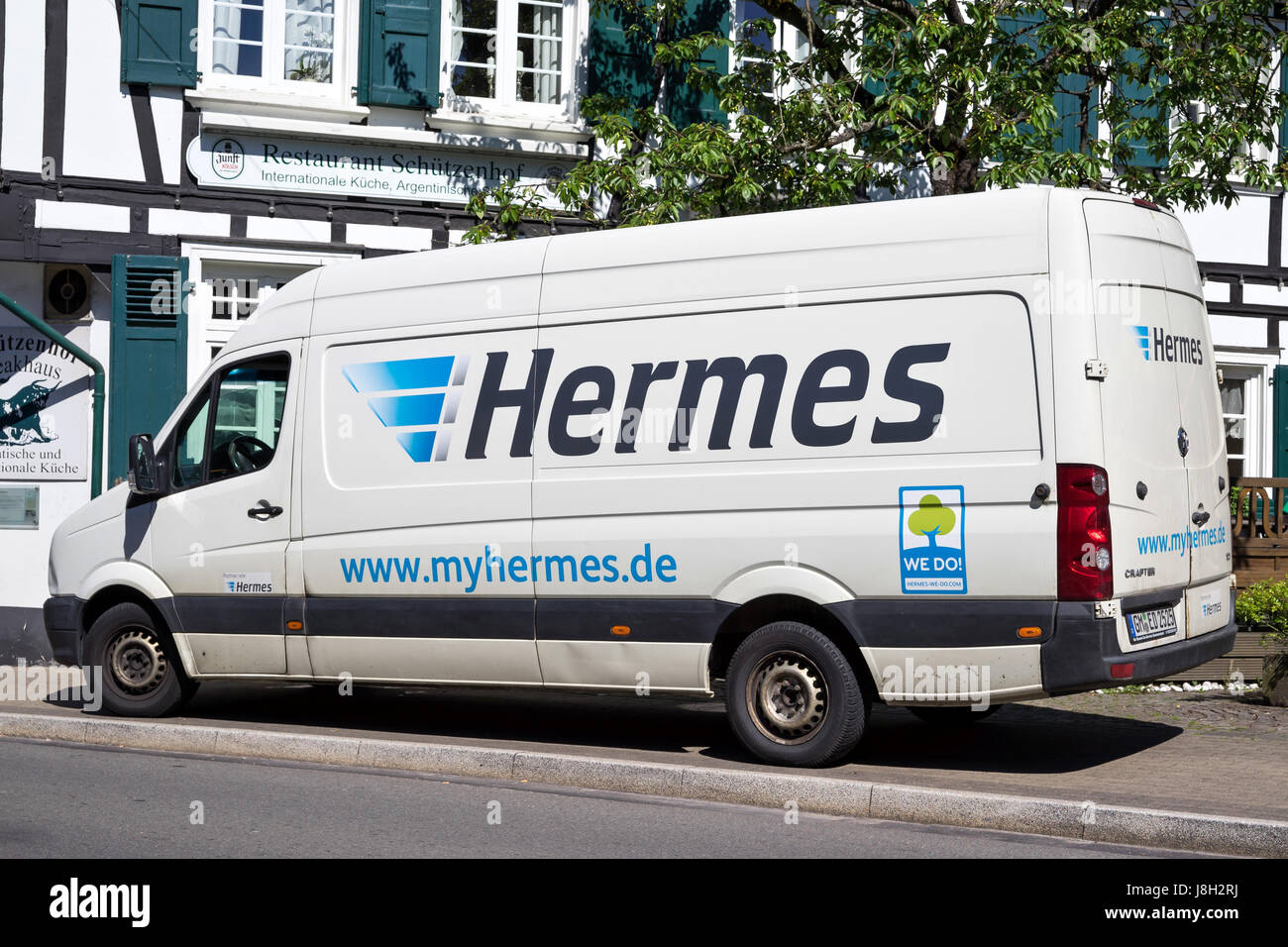 Hermes-Lieferwagen vor einem Fachwerk Haus. Hermes ist Deutschlands größte Post-unabhängiger Anbieter von Lieferungen an private Kunden. Stockfoto