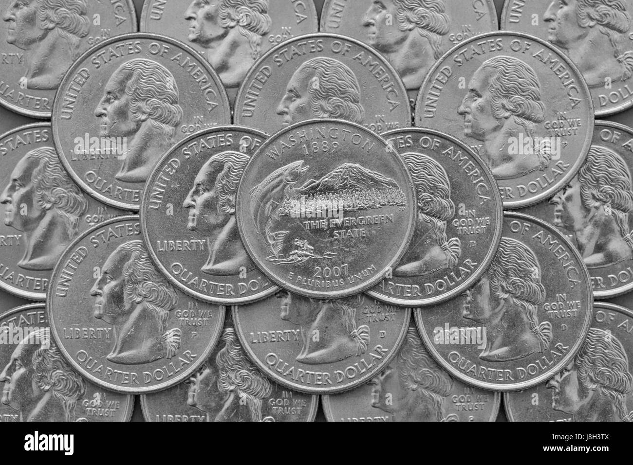 US-Bundesstaat Washington und Münzen der USA. Haufen von Quartier US Münzen mit George Washington und auf der Oberseite eine Viertel der US-Bundesstaat Washington. Stockfoto