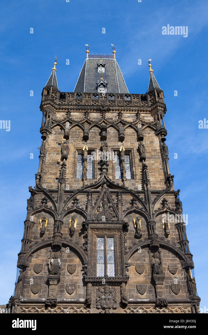 Der gotische Pulverturm (auch bekannt als Prasna Brana) in Old Town Prague, Tschechische Republik. Stockfoto