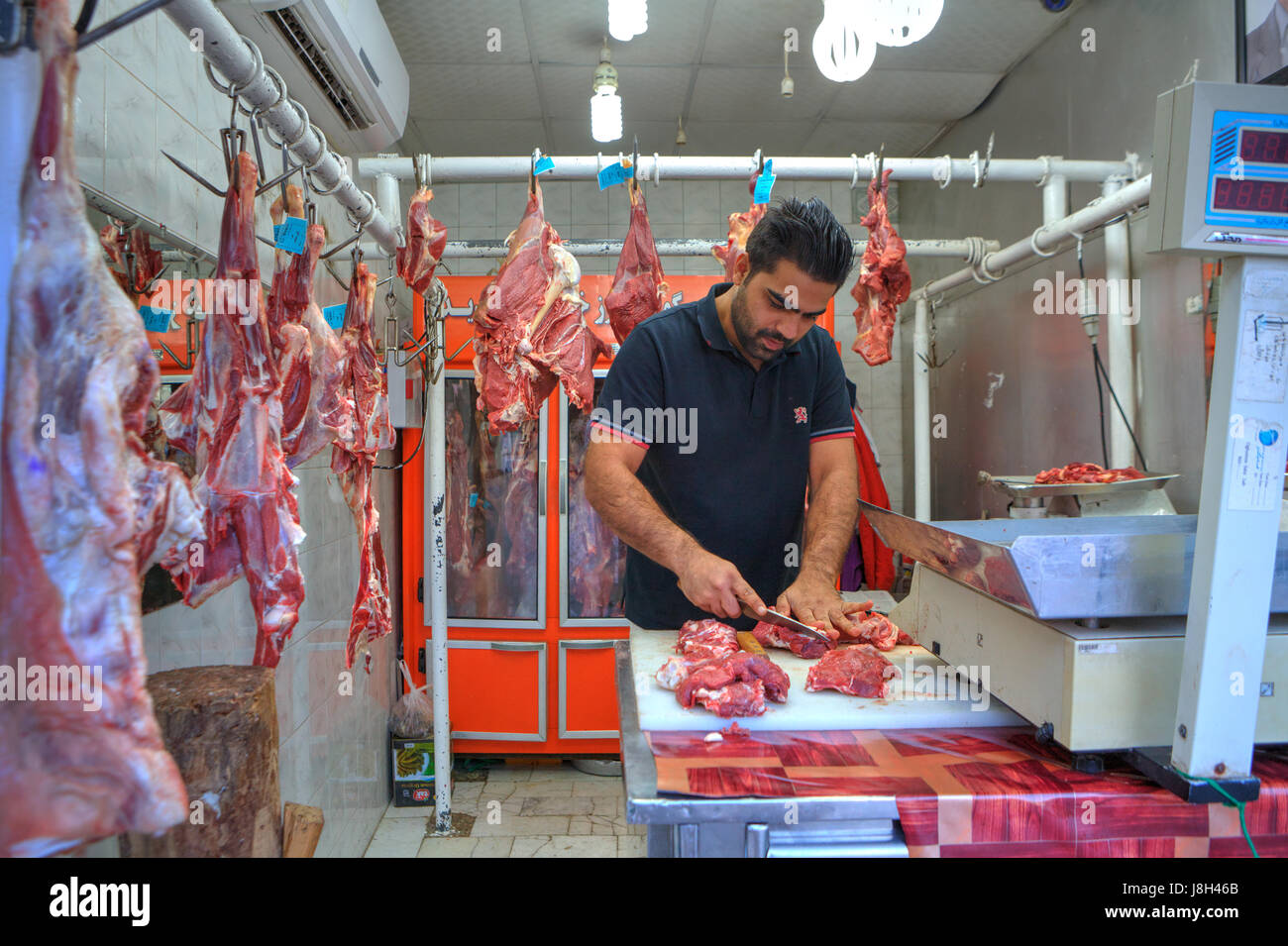 Bandar Abbas, Provinz Hormozgan, Iran - 16. April 2017: der Metzger schneidet das Lamm in einer Metzgerei. Stockfoto