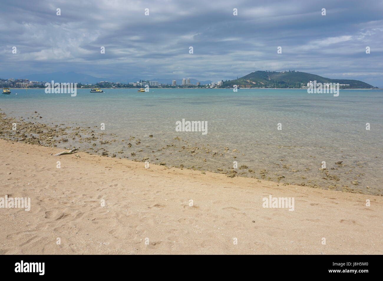 Küste von der Anse Vata und der Stadt Noumea, gesehen vom Strand der Insel Canard, Süd-West Küste von Grande Terre Insel, Neu-Kaledonien, Pazifik Stockfoto