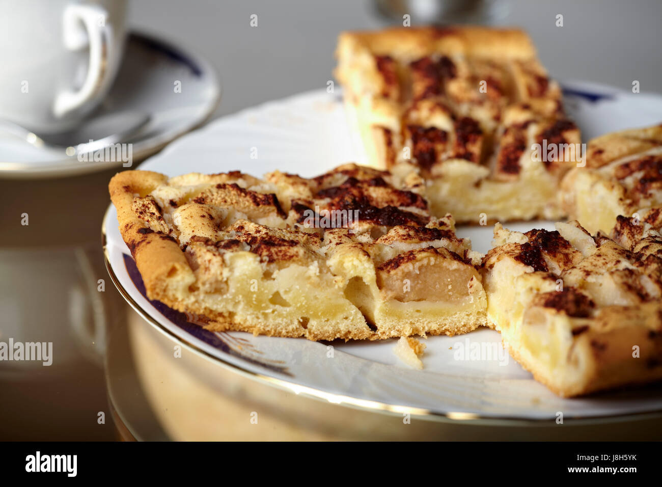 4 Stück Apfelkuchen auf einem Teller - 4 Stück Apfelkuchen auf einem Teller Stockfoto