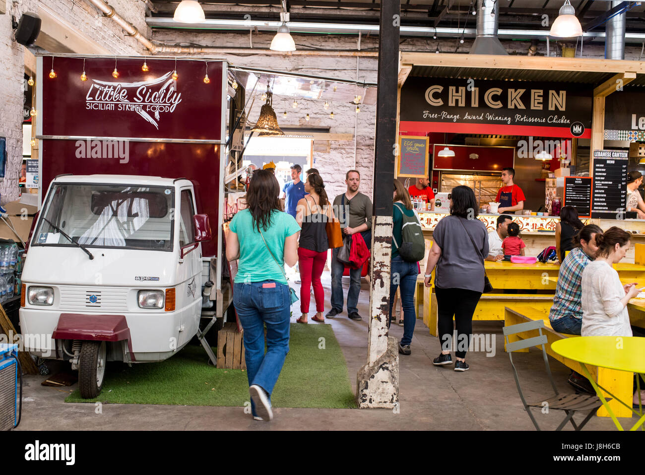 Mercato Metropolitano, einer stillgelegten Papierfabrik in Elephant &amp; Castle, ist jetzt ein Markt Platz und Lifestyle Hub sich Stände mit Essen, Geschäfte und bars Stockfoto