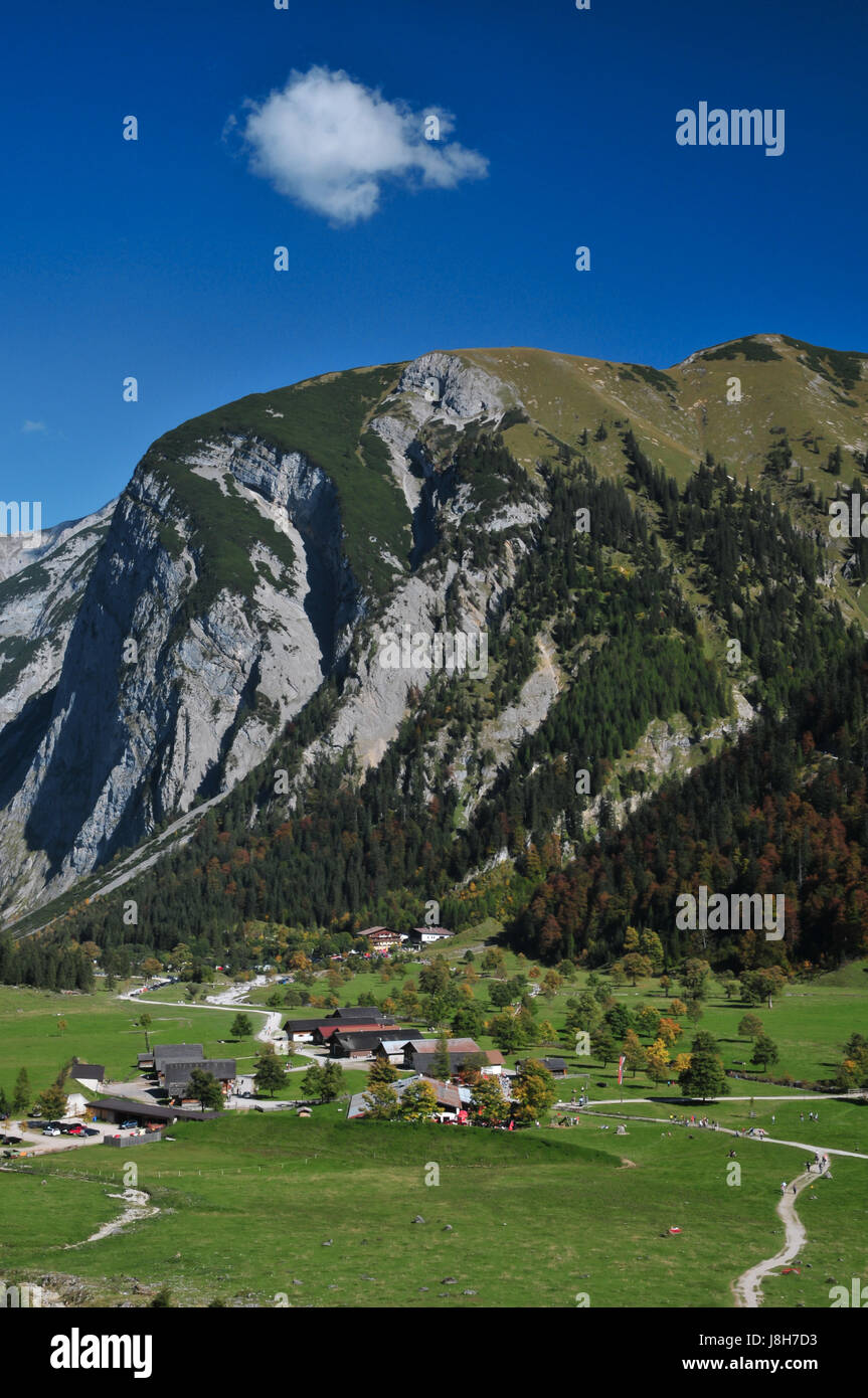 Abstieg vom Hohljoch durch Eng zum großen Ahorn-Bodenbelag im Karwendel. Stockfoto