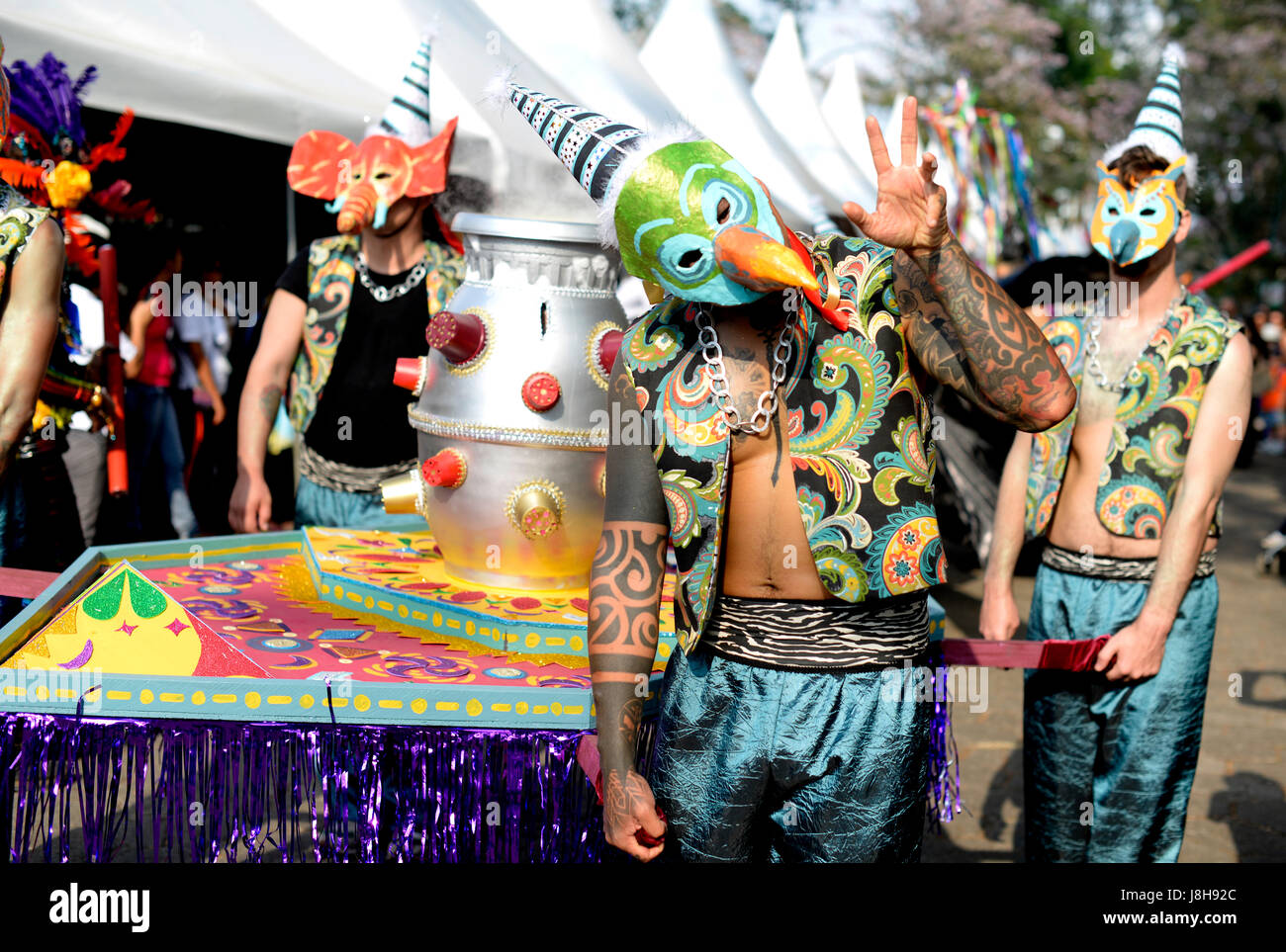 Eine Darsteller winkt Zuschauer während einer galaktischen Parade in Costa Rica Festival Internacional de Arte oder FIA, am 4. April 2014. Kostüme für den p Stockfoto