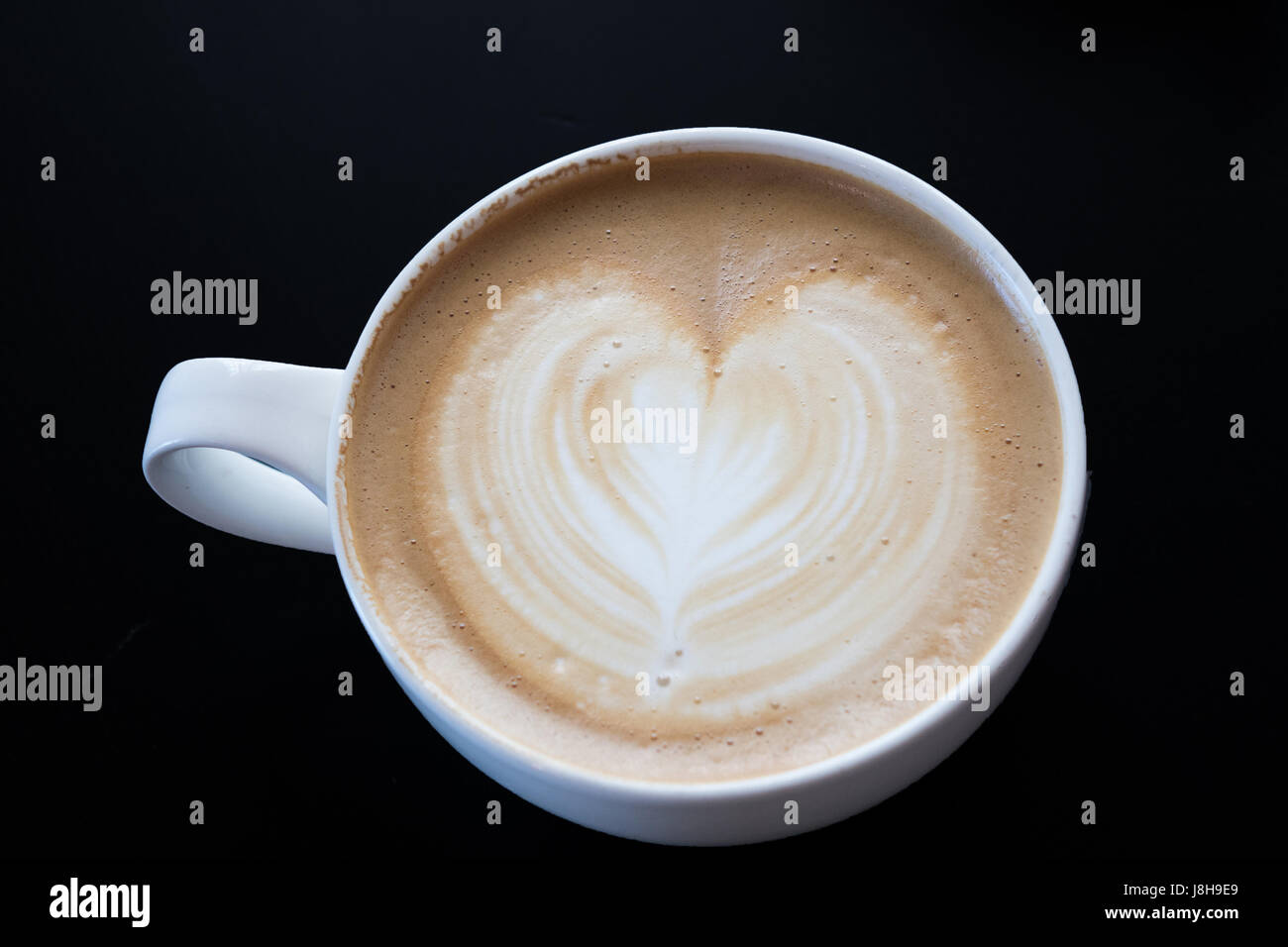 herzförmige Latte Kunst, Kaffee Stockfoto