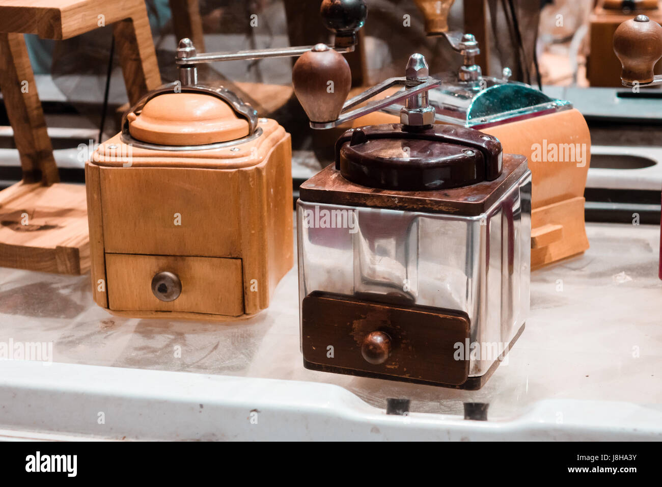Kaffeemühle in verschiedenen Formen der modernen Vintage. Stockfoto