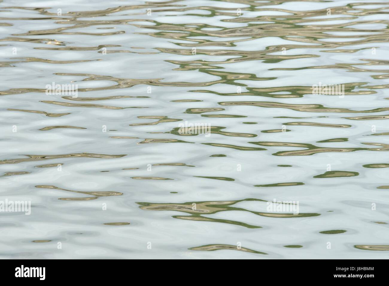 Abstraktes Bild erstellt von Spiegelungen im Wasser Stockfoto
