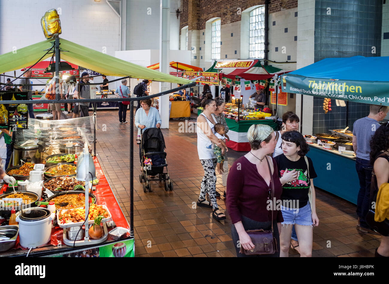 Street Food Stände in der alten Truman Brauerei Gebäude in Brick Lane in East London Stockfoto