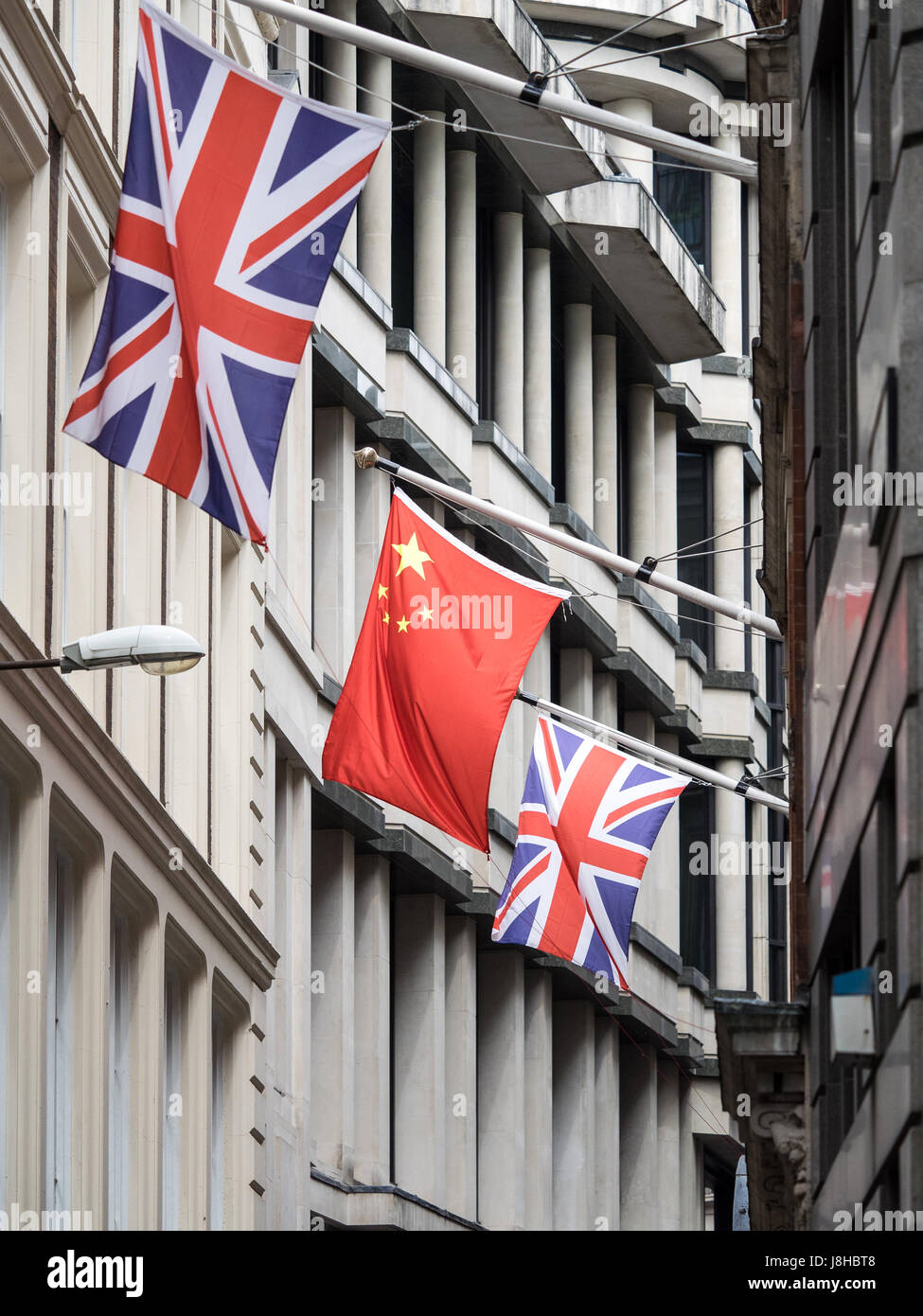 Britischen und Chinesischen Flaggen hängen von der Bank Büros in der City von London Stockfoto