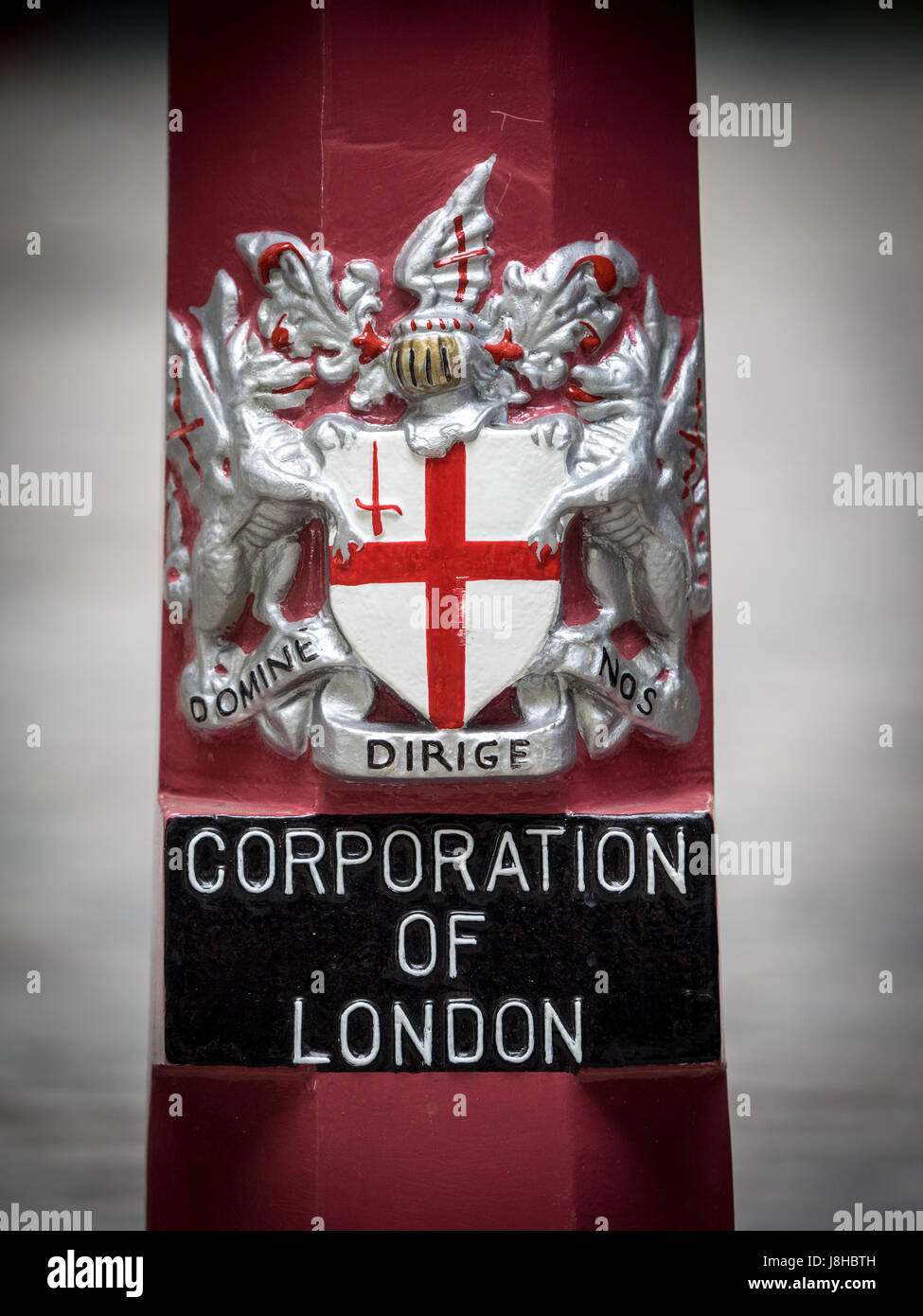 Corporation von London Wappen auf Stadtmöbel in Londons Finanzviertel der Stadt London (Square Mile) Stockfoto