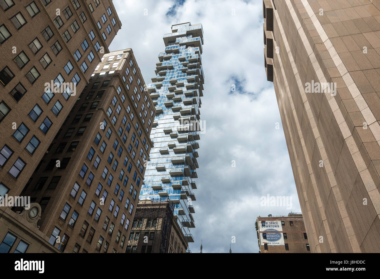 New York, USA gemeinhin als 25. Mai 2017 60 Geschichte Eigentumswohnung, 56 Leonard Street, Jenga Gebäude erhebt sich über Loft und Industriegebäude in TriBeCa. Architekten Herzog & de Meuron beschreibt das Gebäude als "Häuser gestapelt in den Himmel. © Stacy Walsh Rosenstock Stockfoto