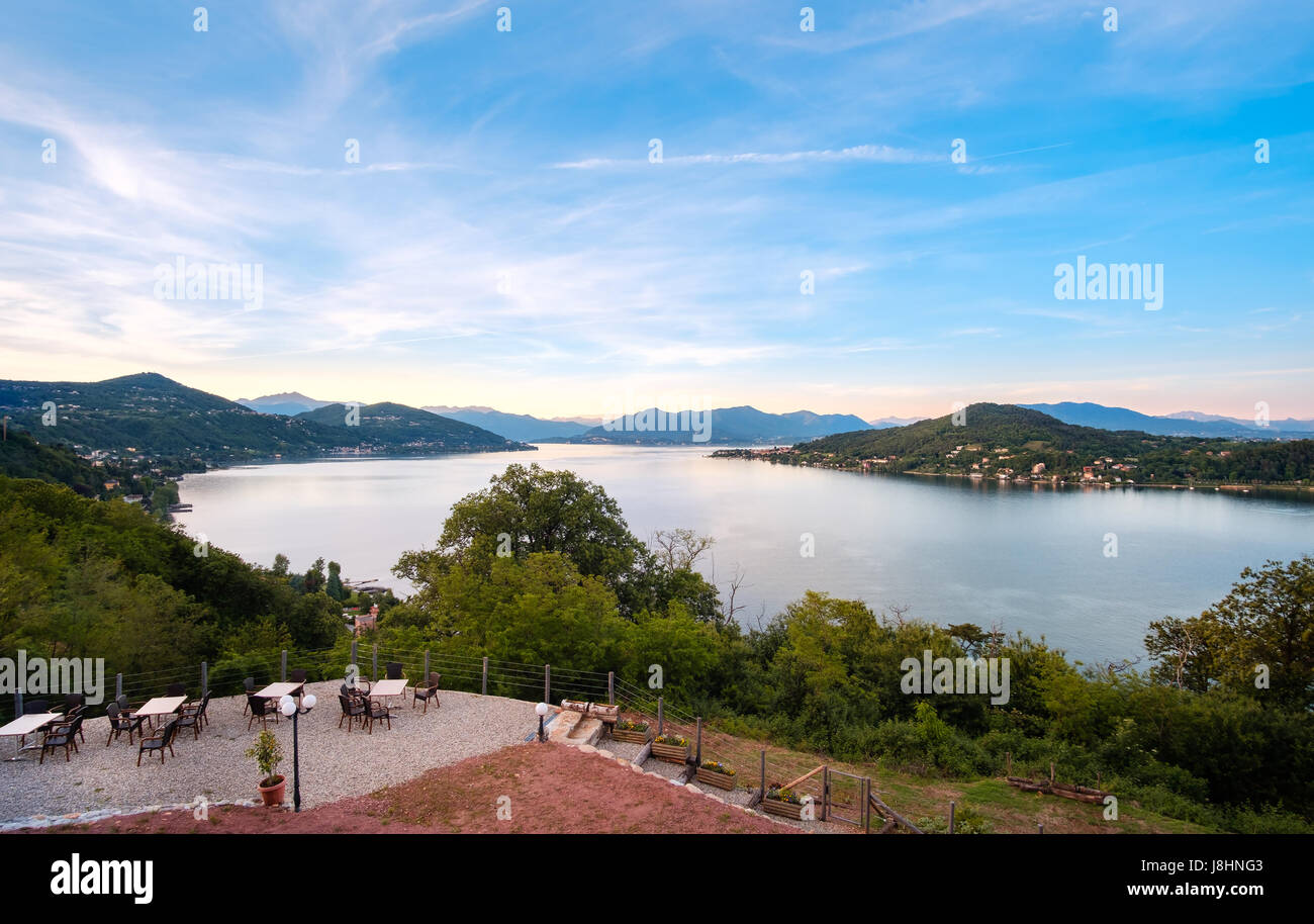 Restaurant Tische Terrasse mit Seeblick bei Sonnenuntergang am Lago Maggiore Italien Stockfoto