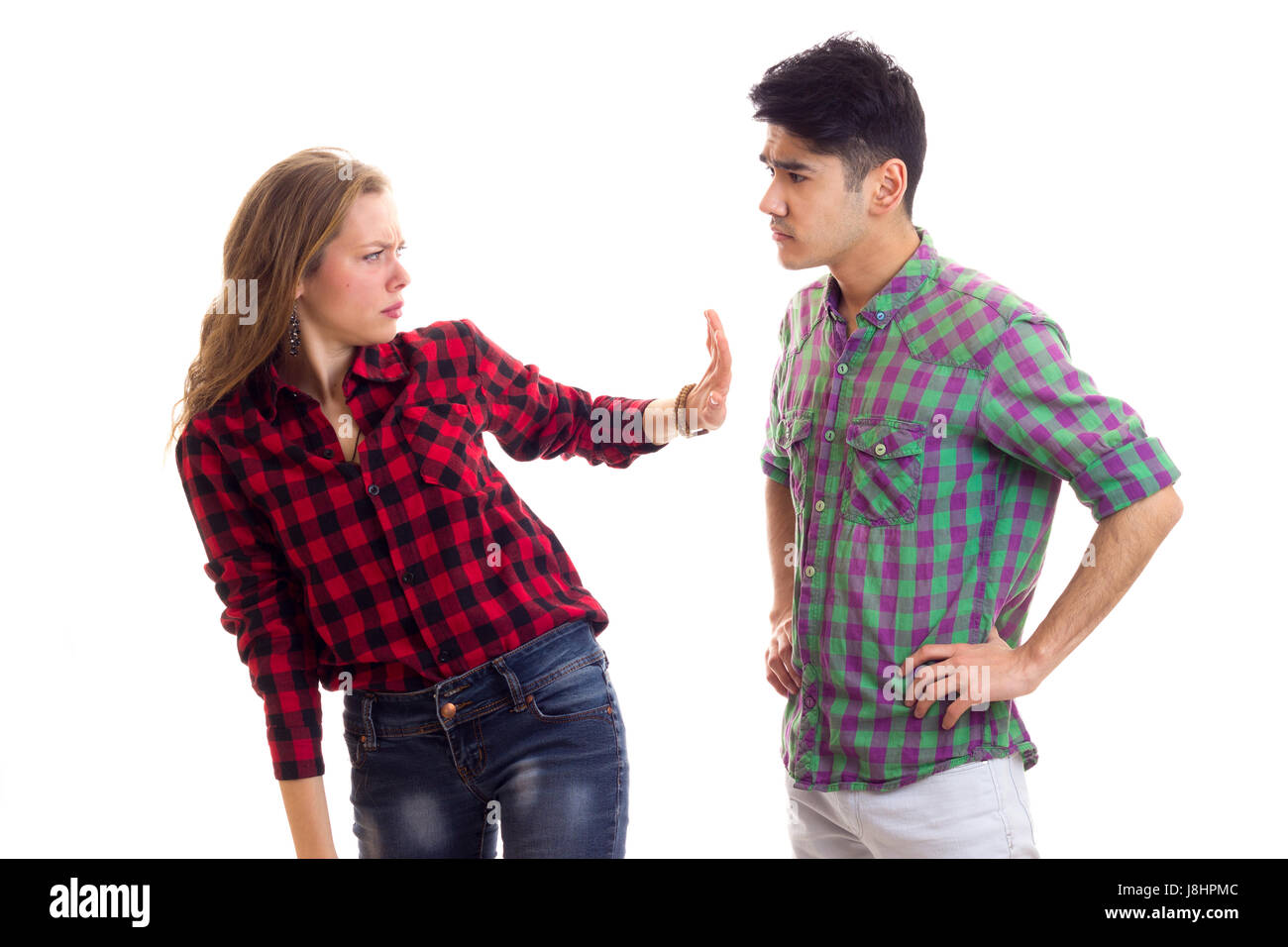 Junges Paar in karierten Hemden, streiten Stockfoto