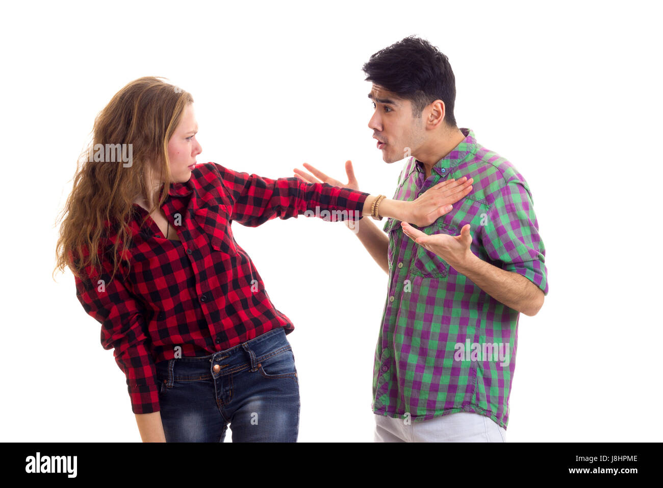 Junges Paar in karierten Hemden, streiten Stockfoto