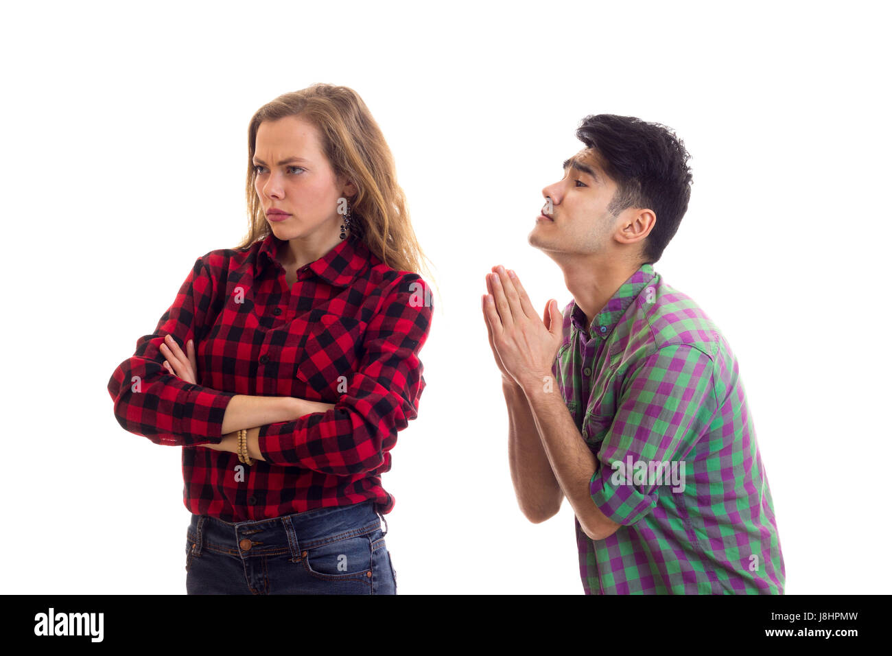 Junges Paar in karierten Hemden, streiten Stockfoto