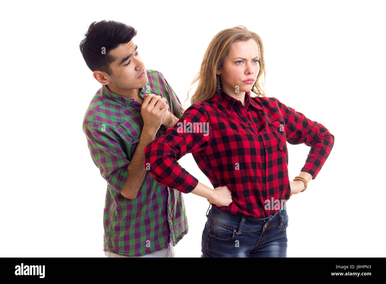 Junges Paar in karierten Hemden, streiten Stockfoto