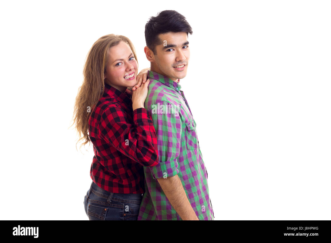 Junges Paar in karierten Hemden, umarmen Stockfoto
