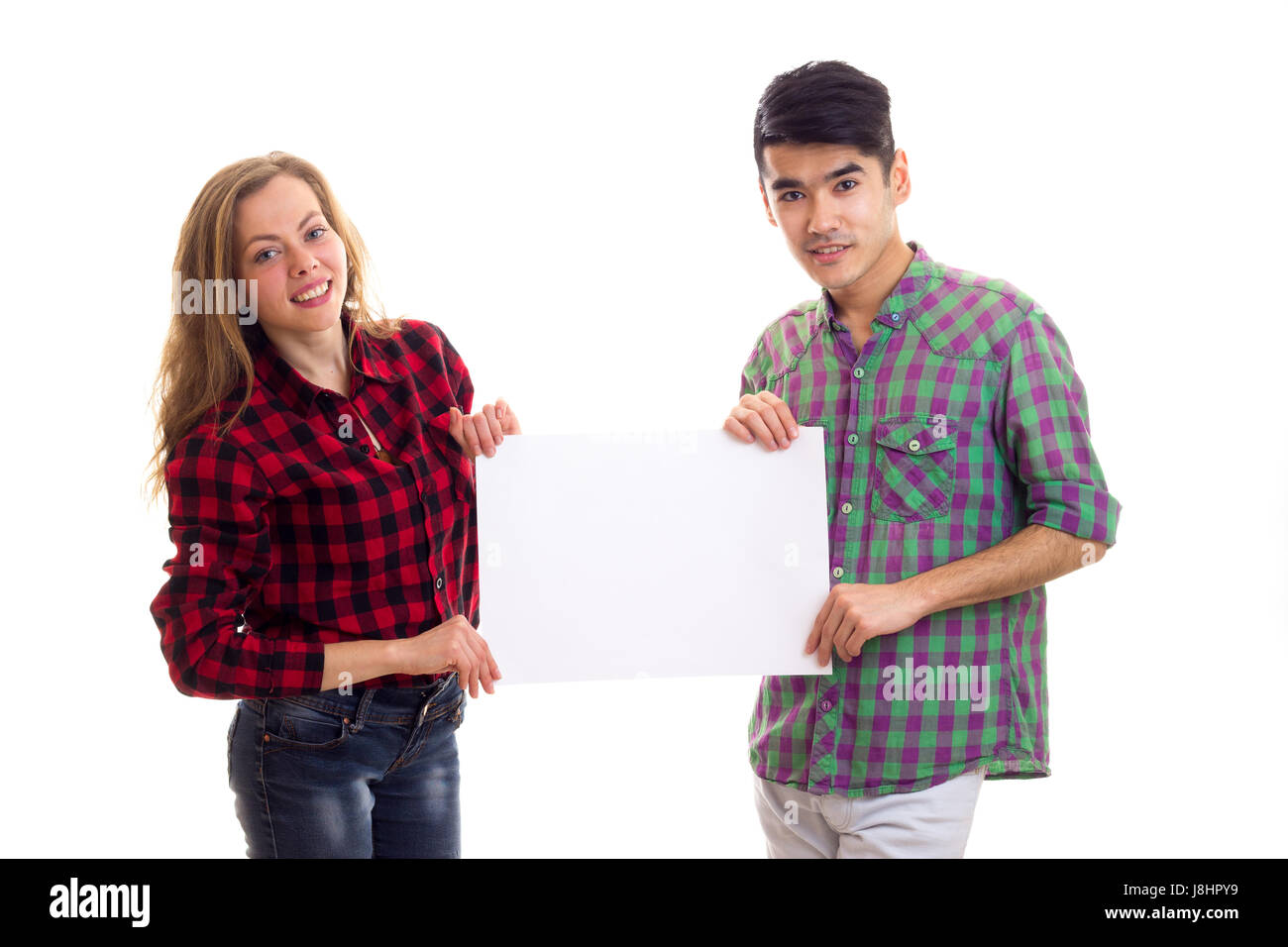 Junges Paar in karierten Hemden mit Plakat Stockfoto