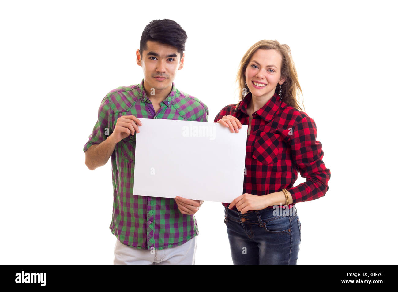 Junges Paar in karierten Hemden mit Plakat Stockfoto